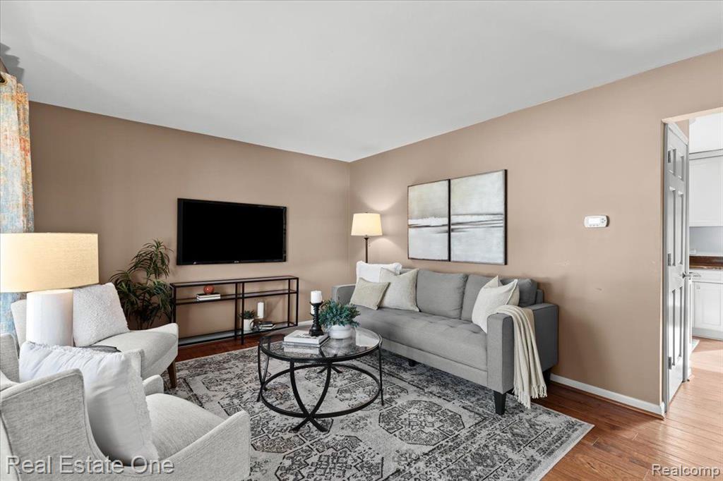 606 HICKORY Street, Milford, MI 48381 — Photo 3