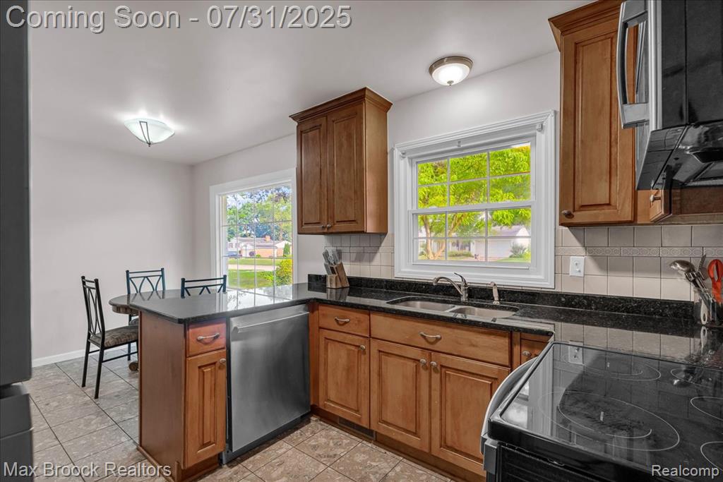 536 Fox River Drive, Bloomfield Hills, MI 48304 — Photo 13
