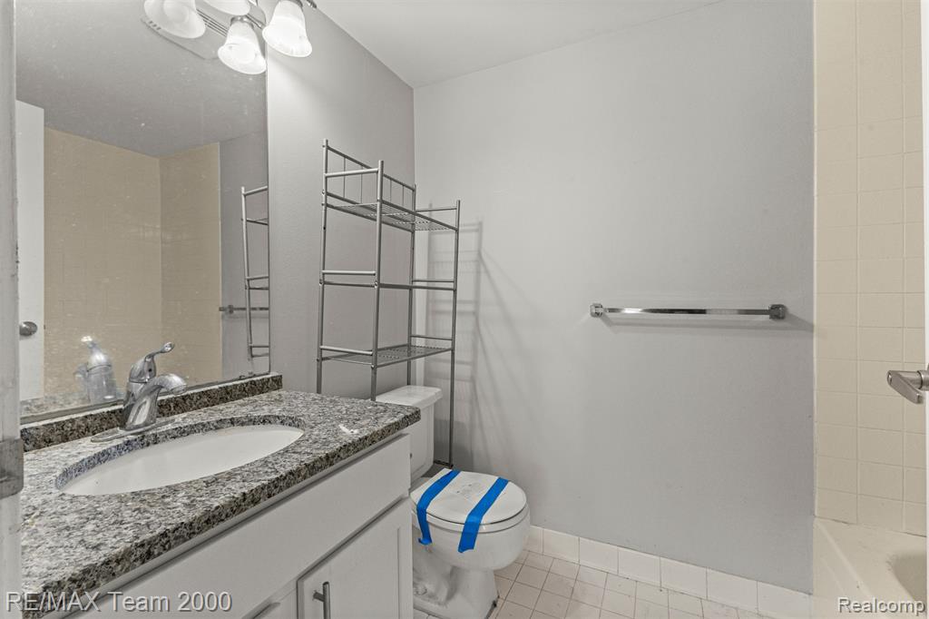 250 E HARBORTOWN Drive, 702, Detroit, MI 48207 — Photo 16