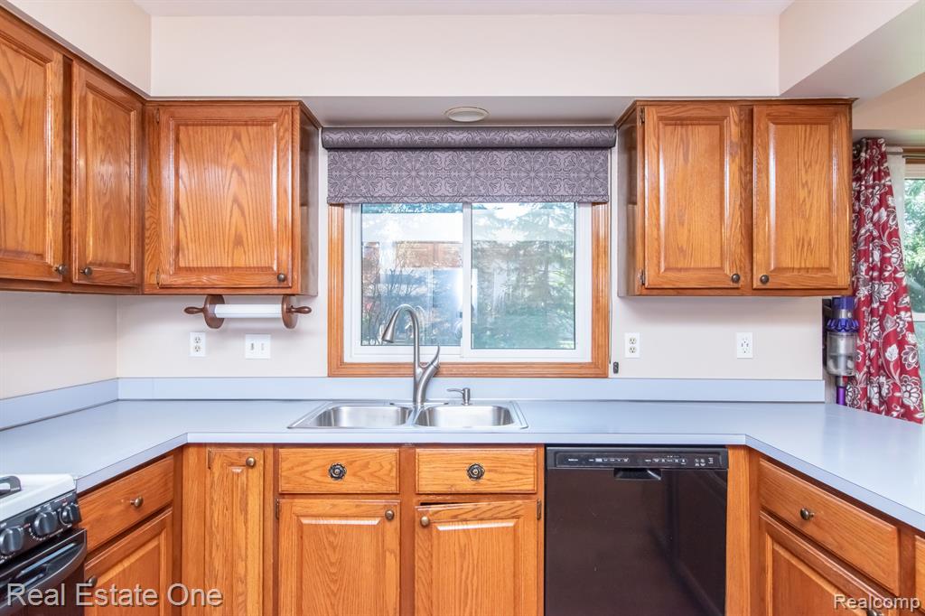 5201 CROWFOOT Drive, Troy, MI 48085 — Photo 18