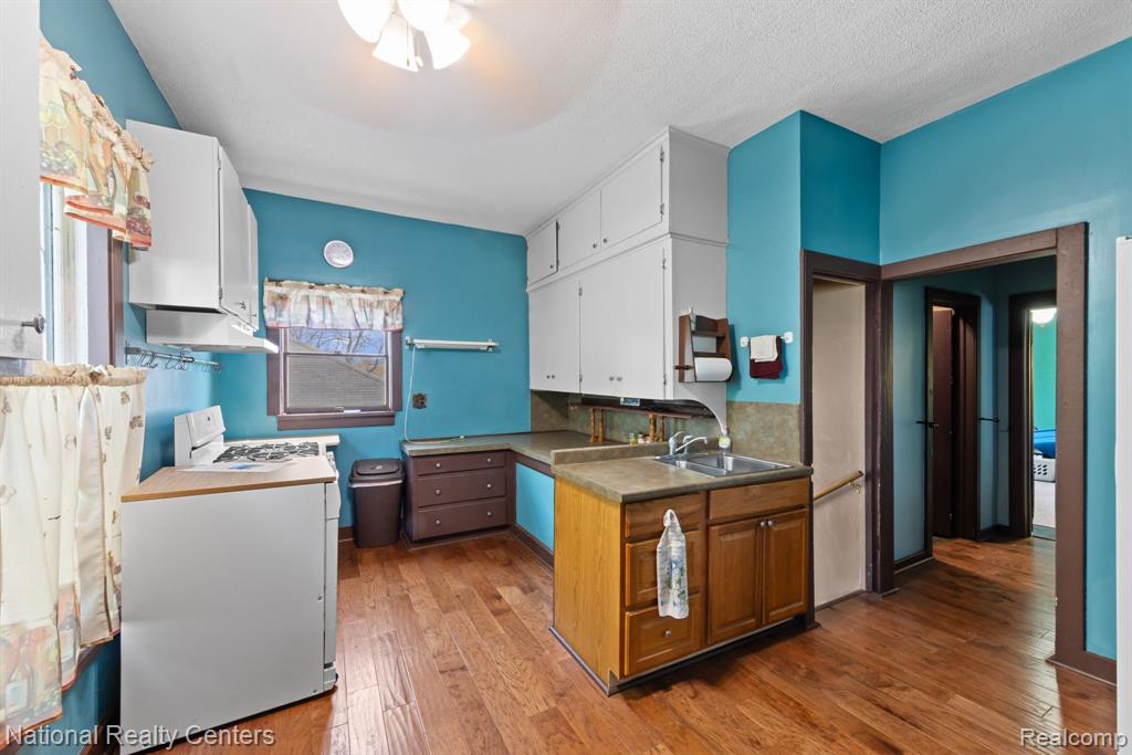 404 MAIN Street, Fenton, MI 48430 — Photo 12