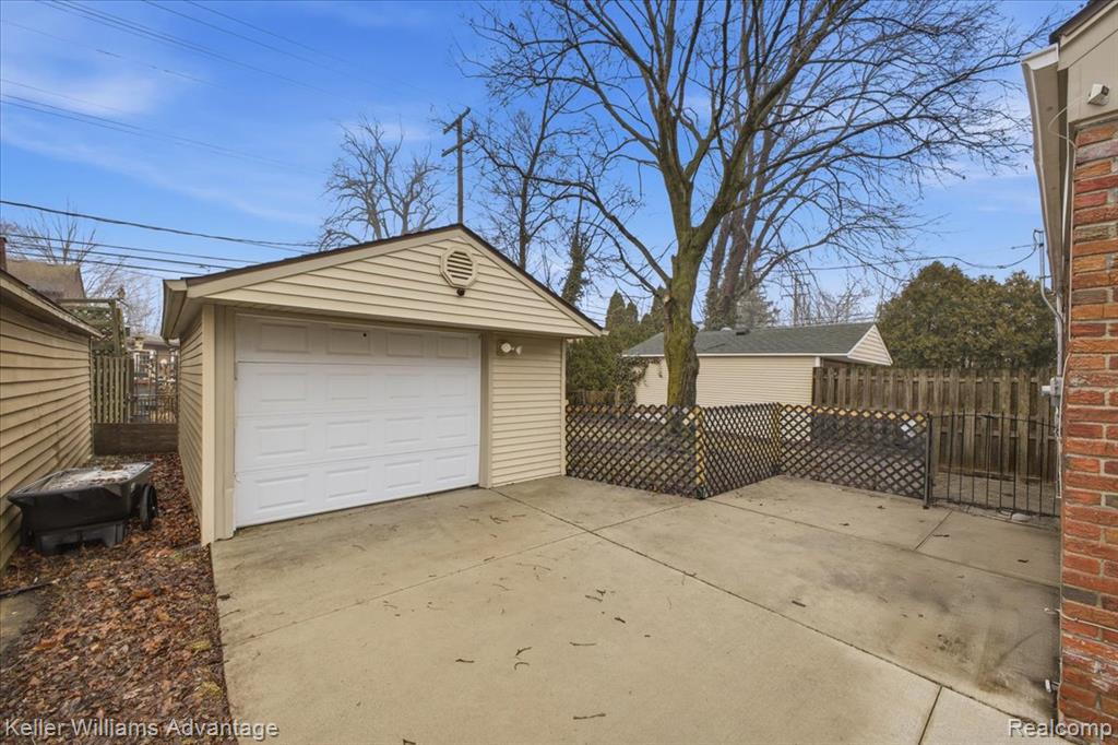 2145 Vernier Road, Grosse Pointe Woods, MI 48236 — Photo 38