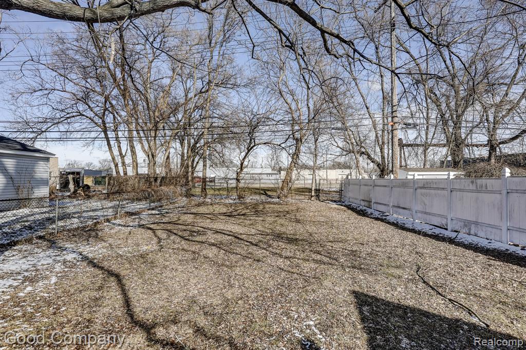 555 E Mahan Avenue, Hazel Park, MI 48030 — Photo 21