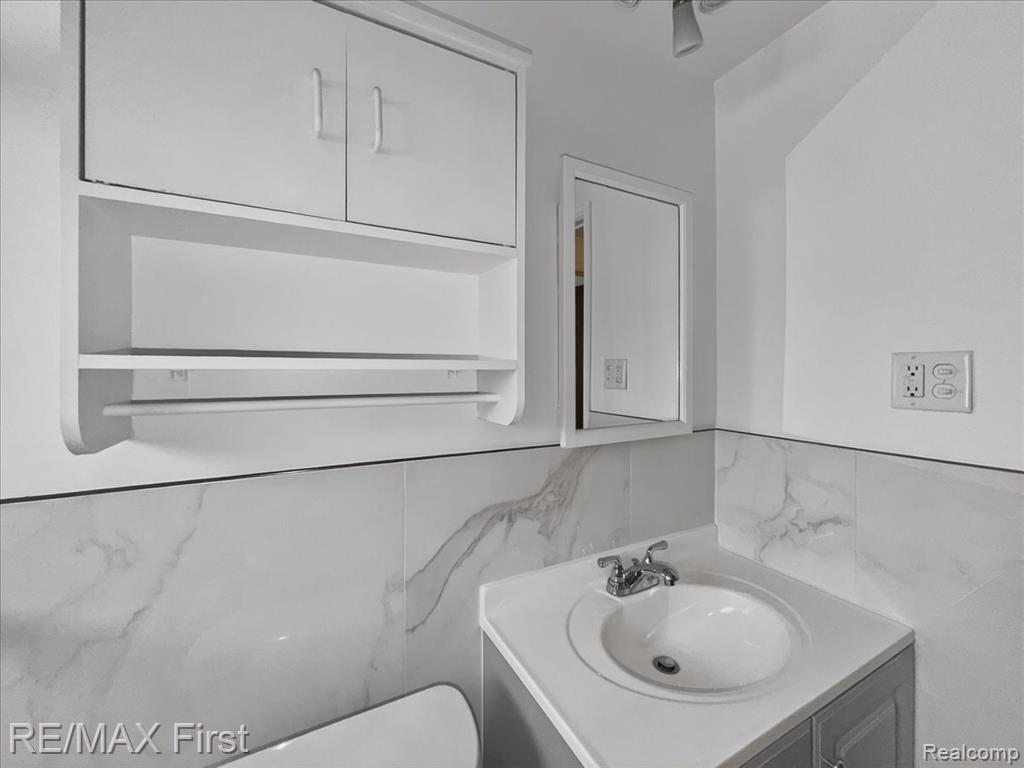 28326 Couzens Avenue, Madison Heights, MI 48071 — Photo 18