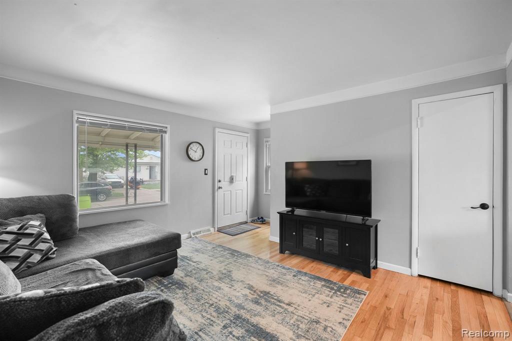 933 E ROWLAND Avenue, Madison Heights, MI 48071 — Photo 5