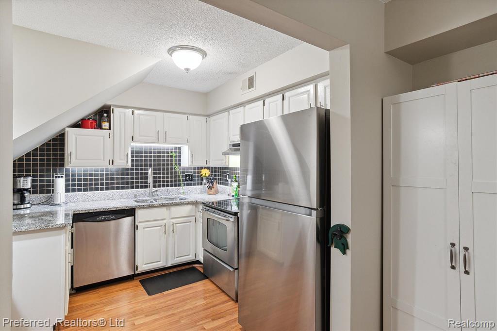 262 PINEWOOD Drive, Plymouth, MI 48170 — Photo 20