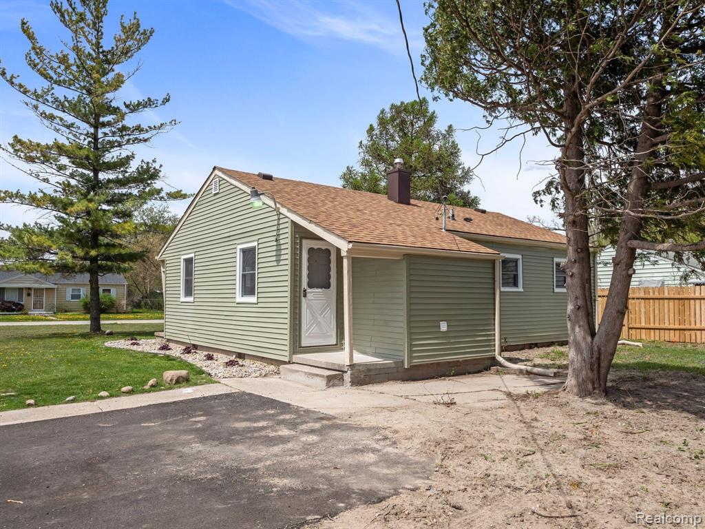558 S 24TH Street, Saginaw, MI 48601 — Photo 2