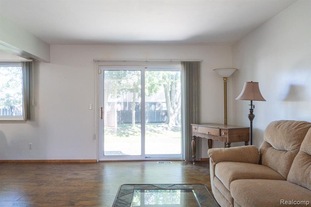 8362 LAKEVIEW Drive, Ypsilanti, MI 48198 — Photo 7