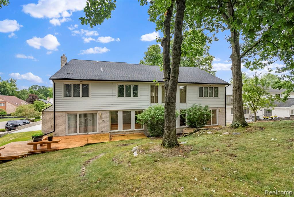 5322 Pond Bluff Drive, West Bloomfield, MI 48323 — Photo 9