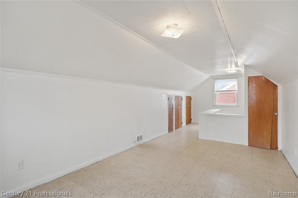 6953 N Vernon Street, Dearborn Heights, MI 48127 — Photo 18