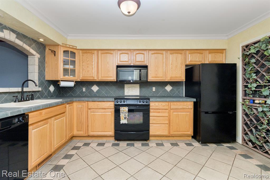 678 SUMMIT RIDGE Drive, Milford, MI 48381 — Photo 6