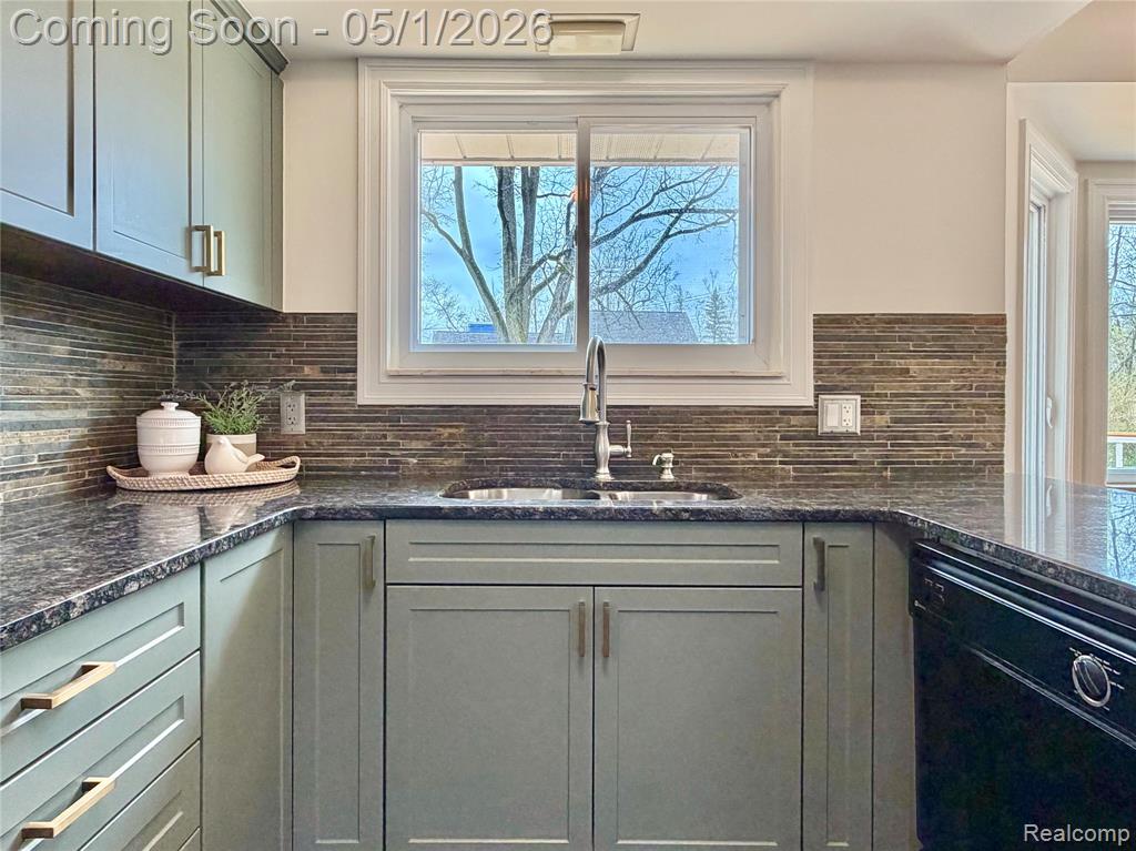 771 Edgewood Drive, Rochester, MI 48306 — Photo 10