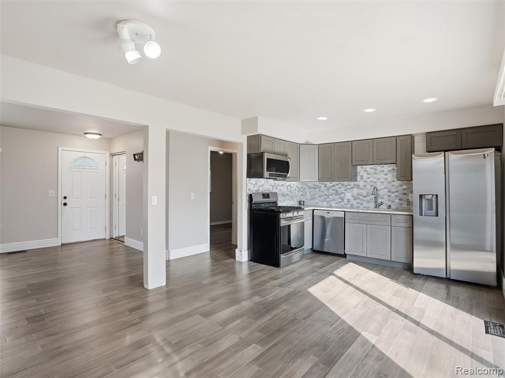 8568 Janis Street, Shelby Twp, MI 48317 — Photo 13