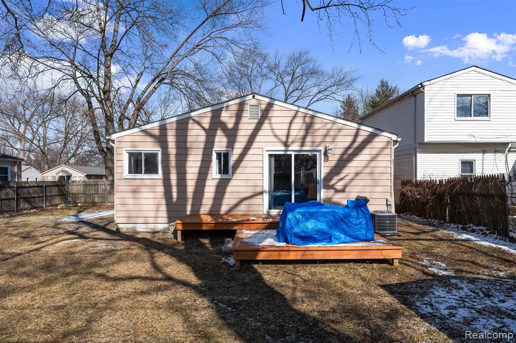 592 E Dallas Avenue, Madison Heights, MI 48071 — Photo 21