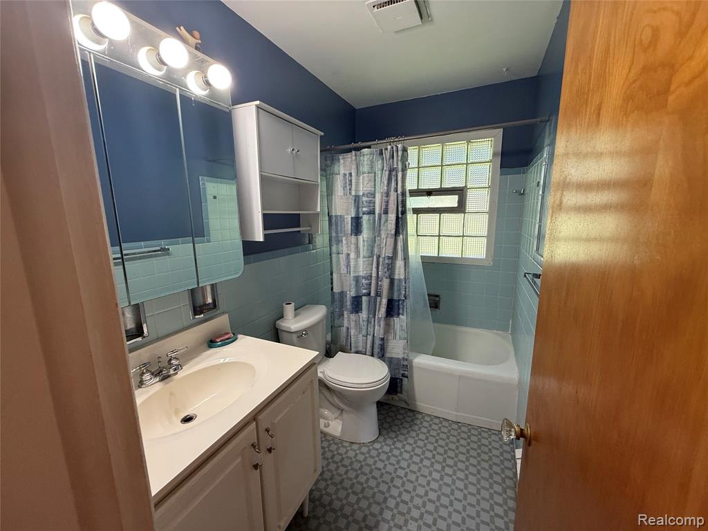 4204 Weston Drive, Burton, MI 48509 — Photo 11