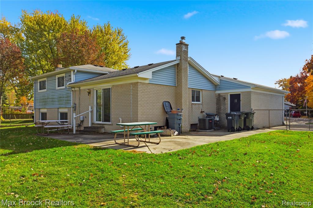 8759 Calvert Drive, Sterling Heights, MI 48312 — Photo 26