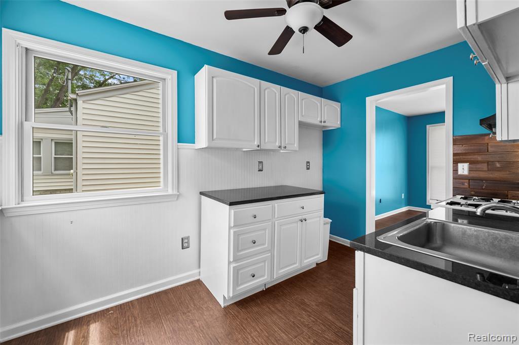 536 E Barrett Avenue, Madison Heights, MI 48071 — Photo 14