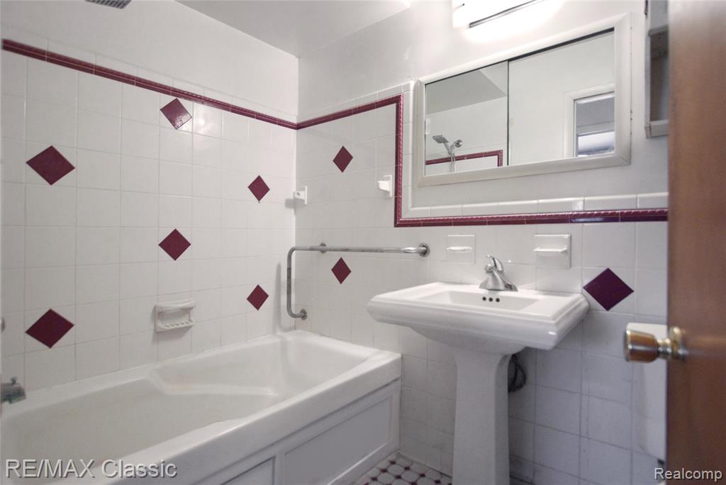 627 Sherbrooke Street, Commerce Twp, MI 48382 — Photo 16