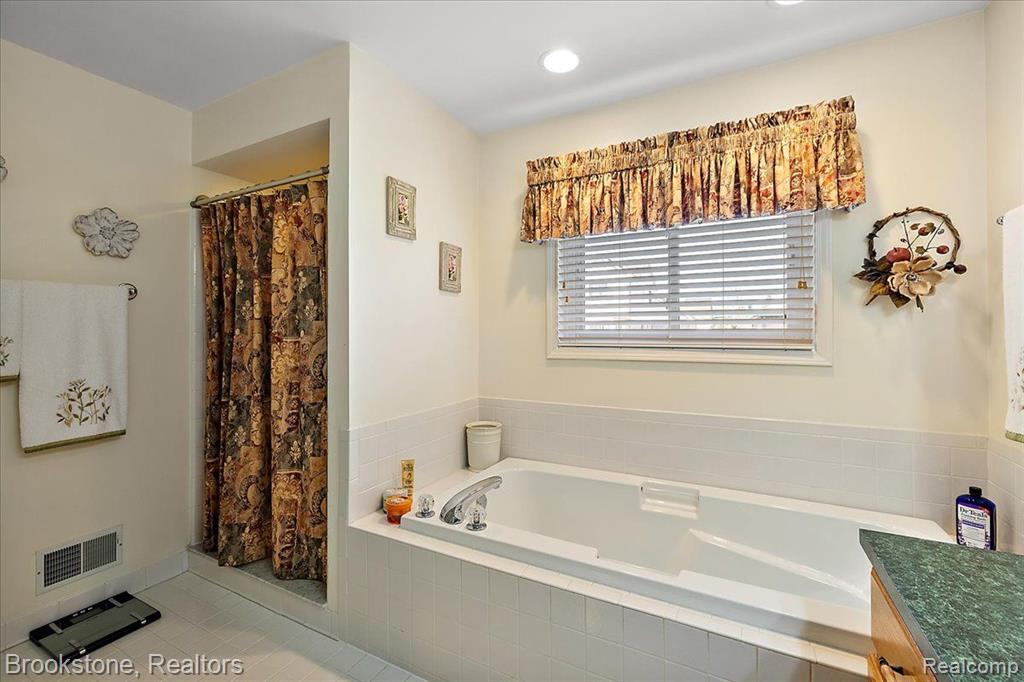 51161 BLUE SPRUCE Drive, Macomb, MI 48042 — Photo 23