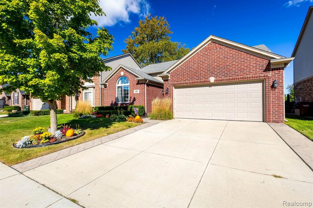 5687 GREGORY Drive, Utica, MI 48317 — Photo 4