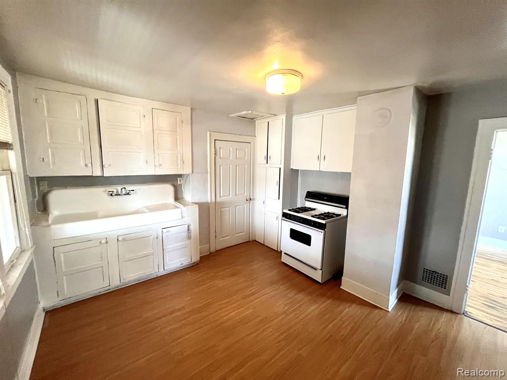 7544 THEUT Avenue, Warren, MI 48091 — Photo 11