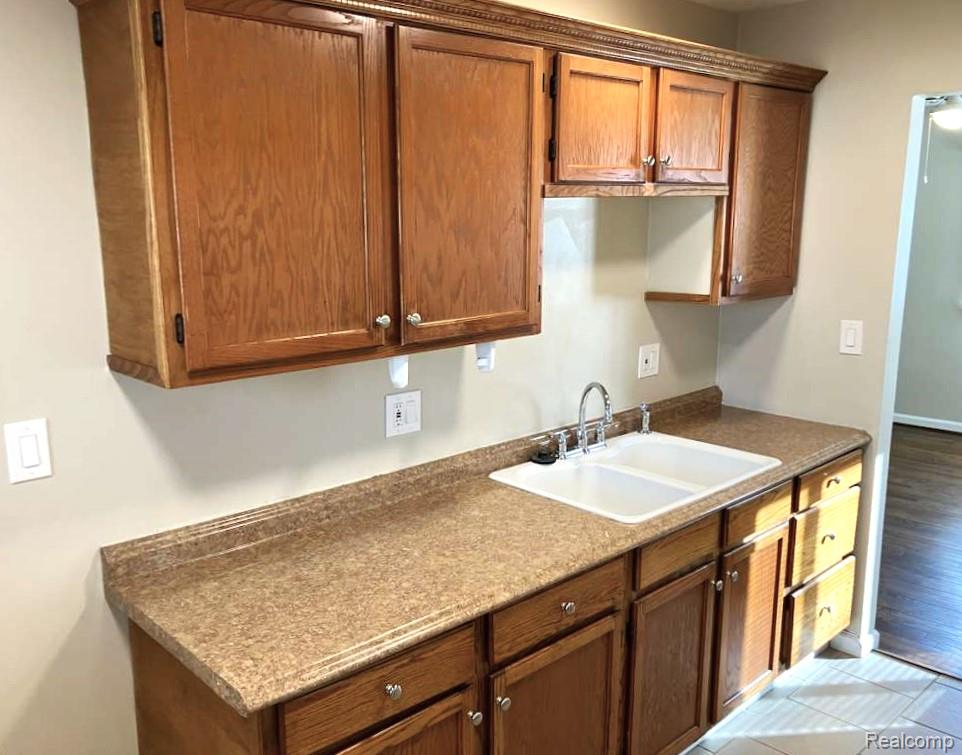 861 E DALLAS Avenue, Madison Heights, MI 48071 — Photo 14
