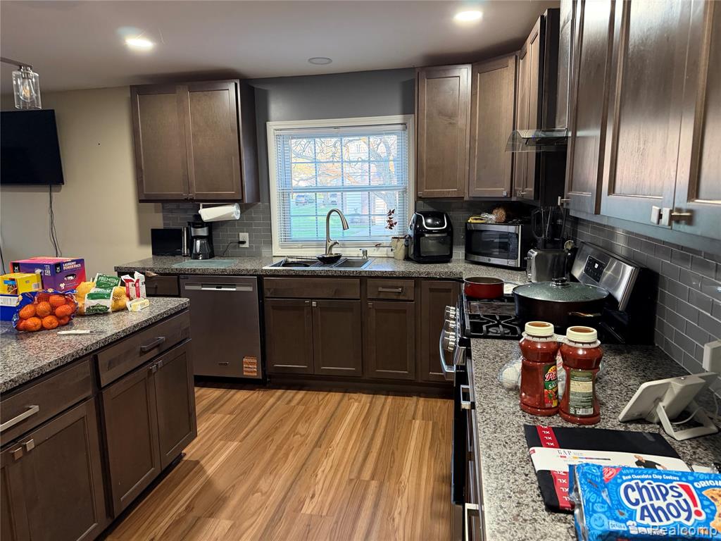 20088 Woodland Street, Harper Woods, MI 48225 — Photo 8