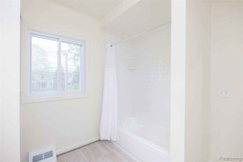 20505 Ridgemont Road, Harper Woods, MI 48225 — Photo 24