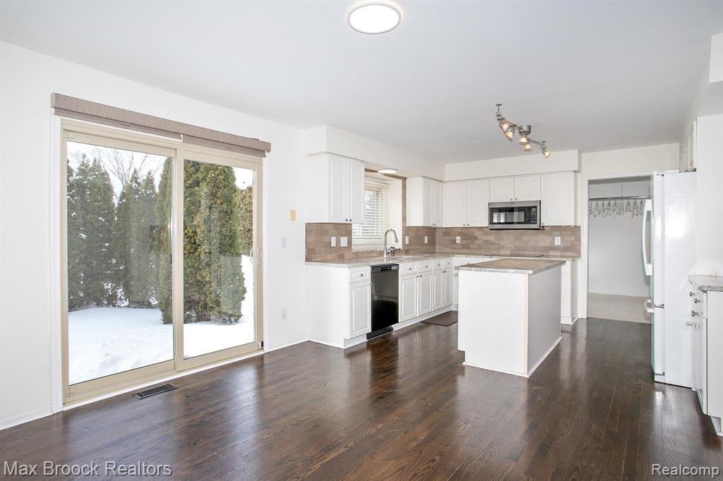 6817 Woodcrest Drive, Troy, MI 48098 — Photo 13