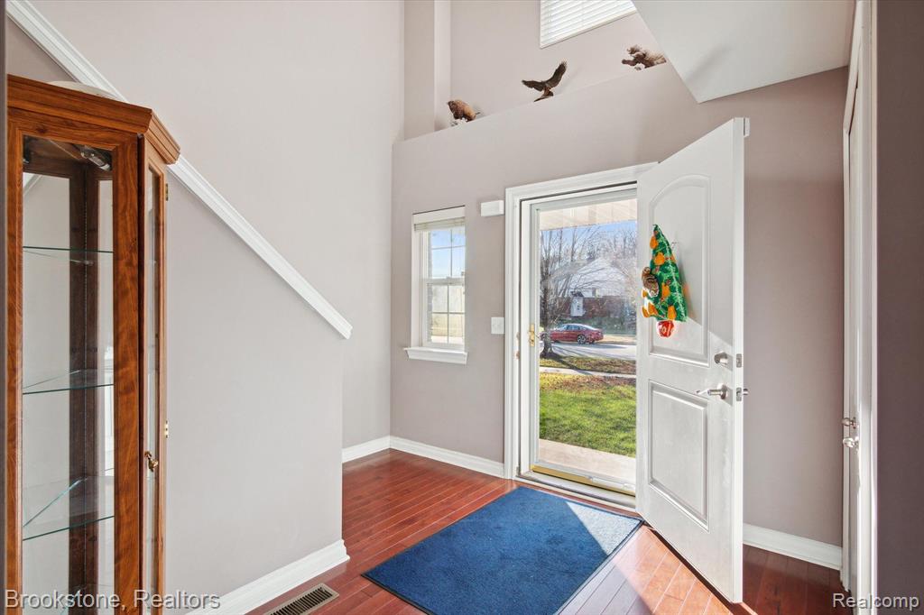 712 SUPERIOR Parkway, Westland, MI — Photo 6
