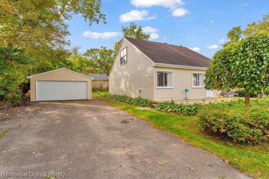 915 BRUSHWOOD Drive, Wolverine Lake, MI 48390 — front exterior
