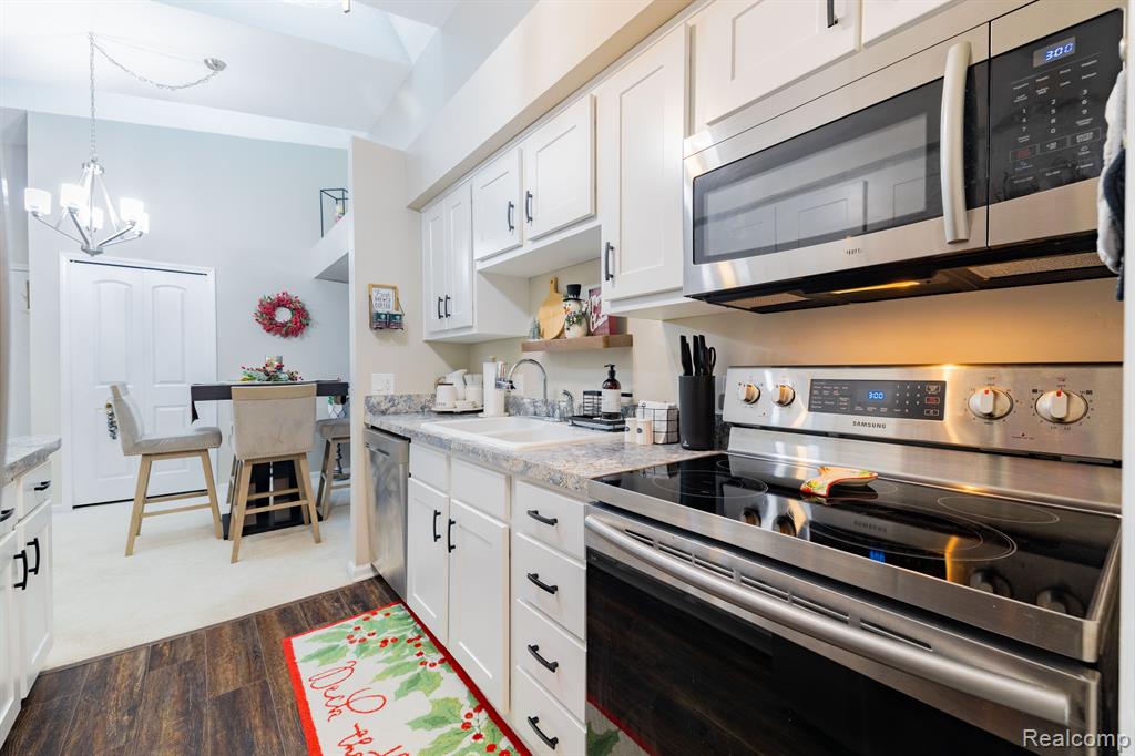 1305 HARBOUR Drive, 13, Trenton, MI 48183 — Photo 16