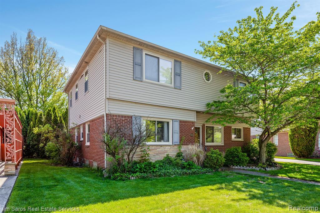 935 S Brys Drive, Grosse Pointe Woods, MI 48236 — Photo 2