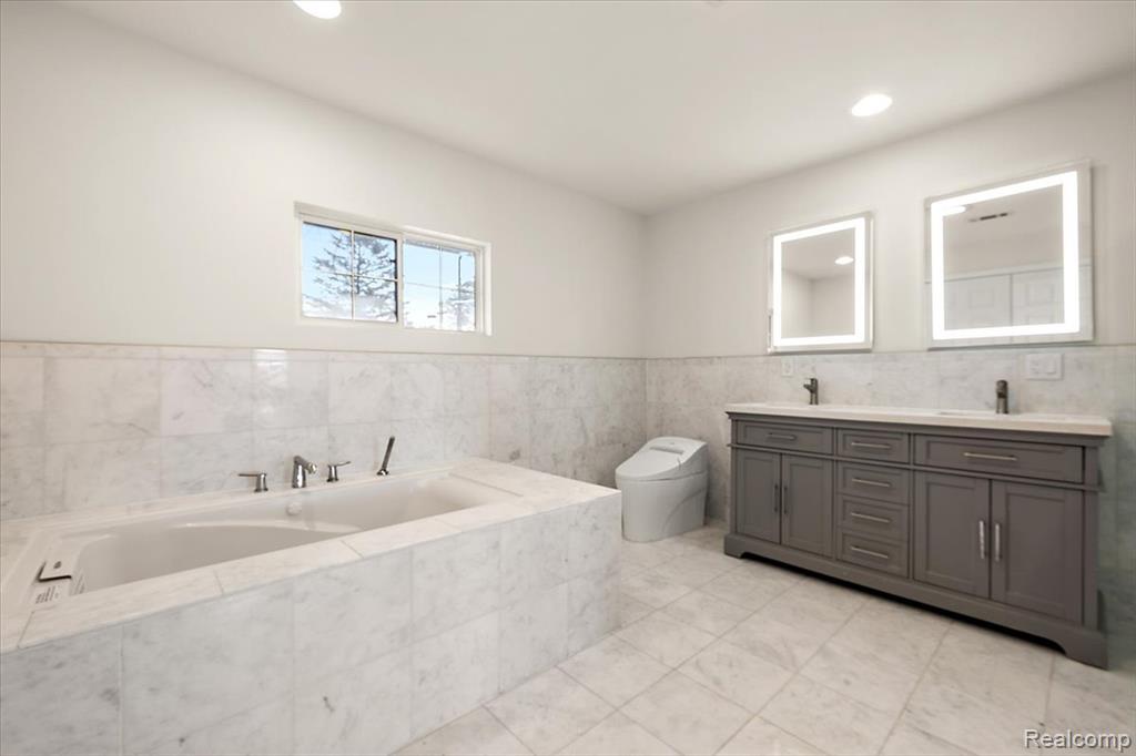 9492 Roundlake Boulevard, White Lake, MI — Photo 25