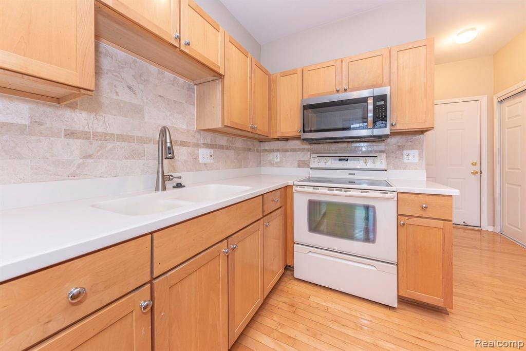 7246 Gateway Drive, West Bloomfield, MI — Photo 29