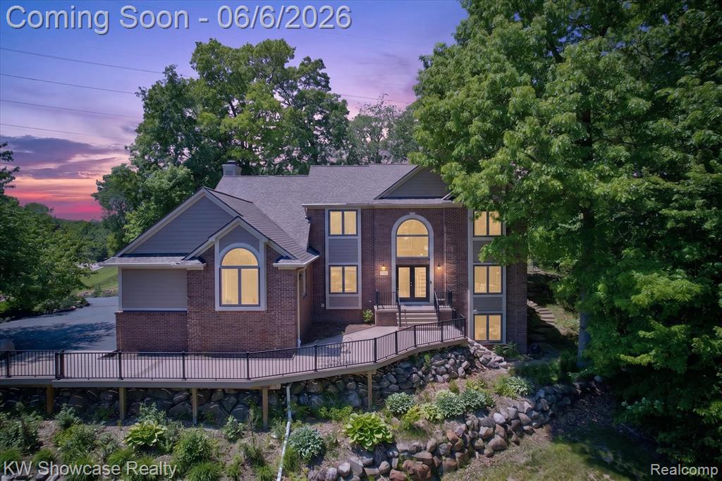 6220 Whispering Meadows Drive, White Lake, MI 48383