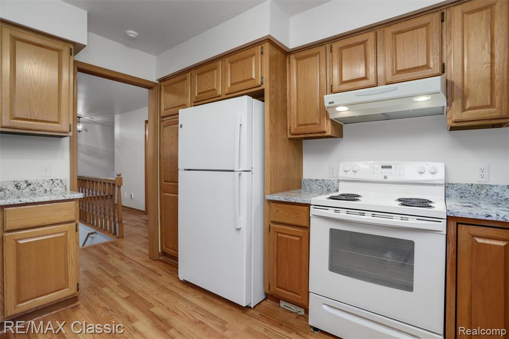 4150 Heatherwood Drive, Commerce Twp, MI 48382 — Photo 14