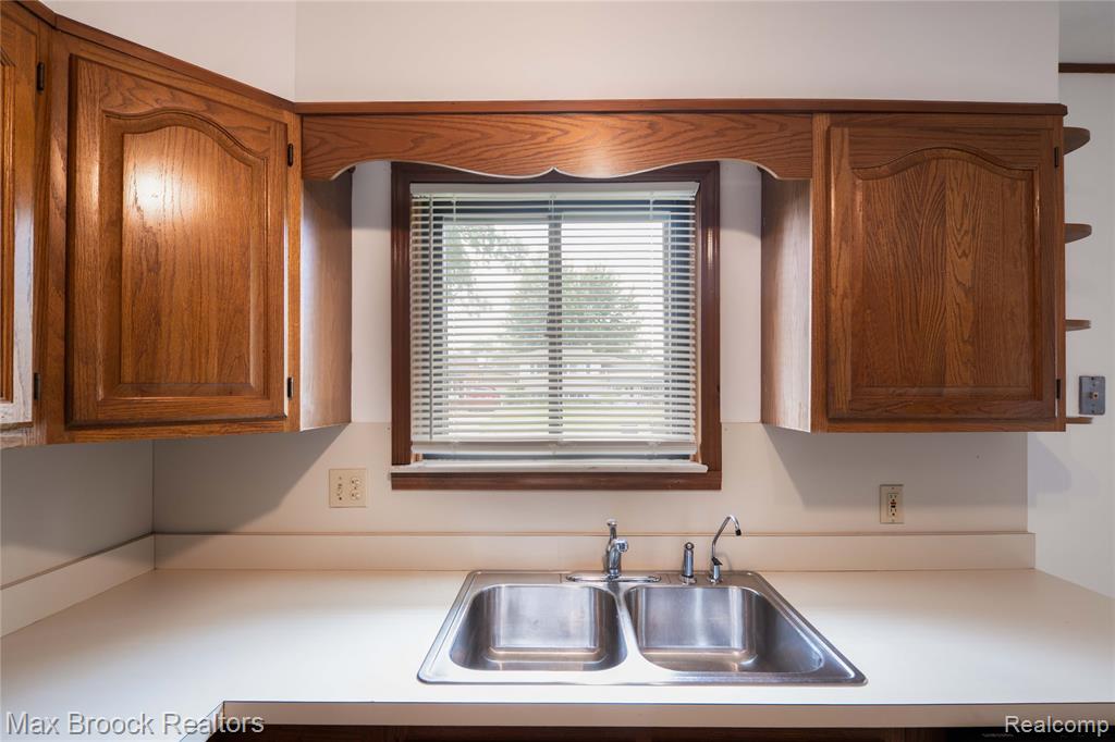 8212 Carrousel Boulevard, Westland, MI — Photo 9