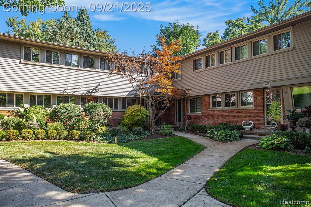 1054 Stratford Lane, Bloomfield Hills, MI 48304 — Photo 2