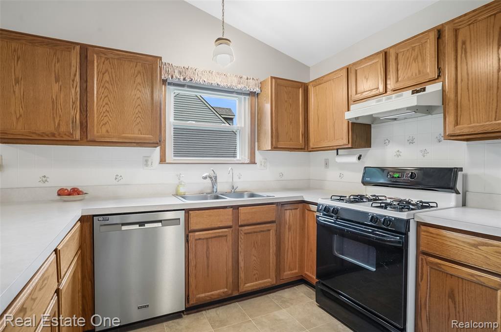 59652 Sunridge Drive, New Hudson, MI 48165 — Photo 8