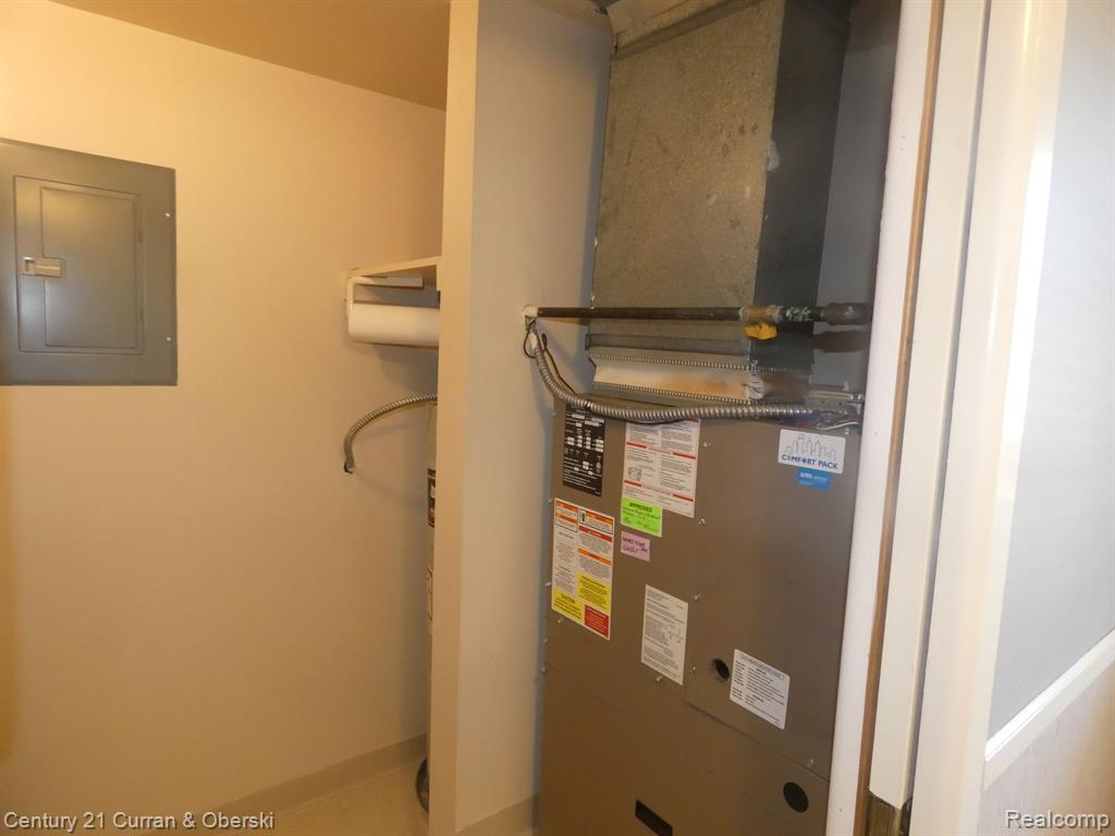 42563 PLYMOUTH HOLLOW Drive, Plymouth, MI 48170 — Photo 6