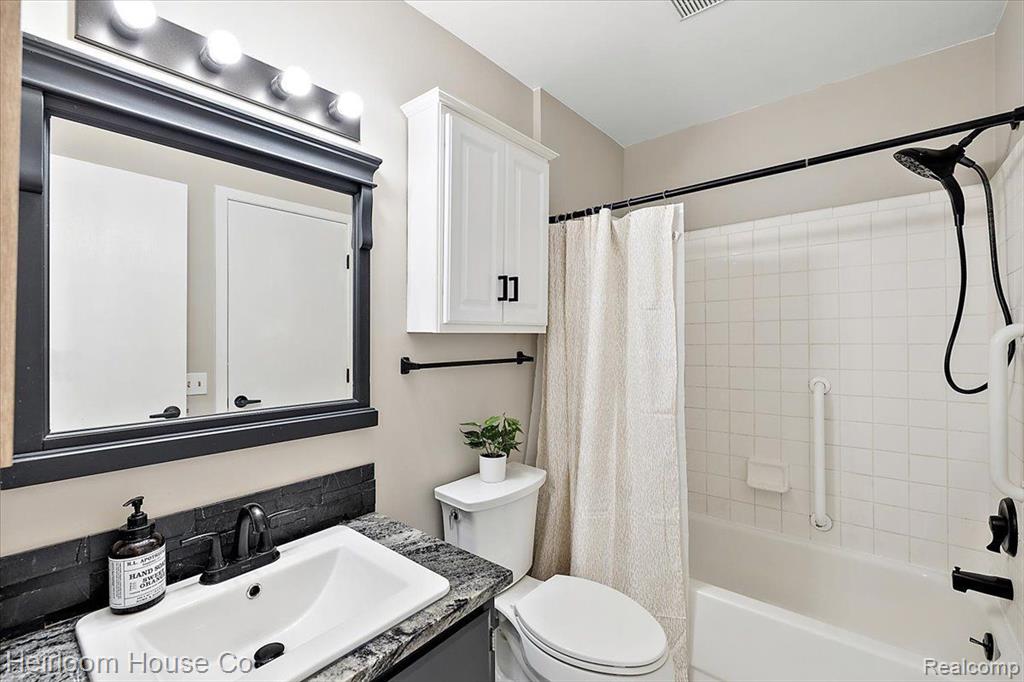 423 WATER TOWER Circle, 100, Brighton, MI 48116 — Photo 12