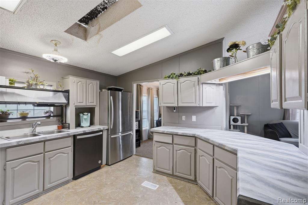 28725 Parkview, Flat Rock, MI 48134 — Photo 3