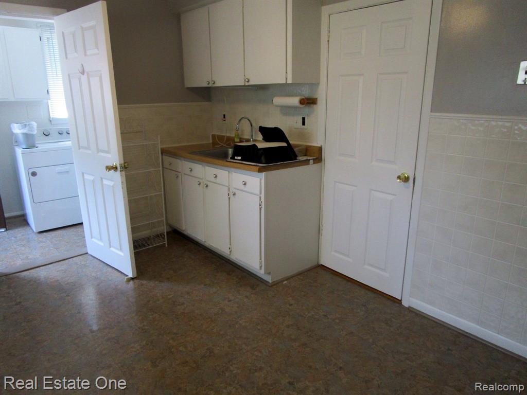 421 POPLAR Street, Wyandotte, MI 48192 — Photo 8