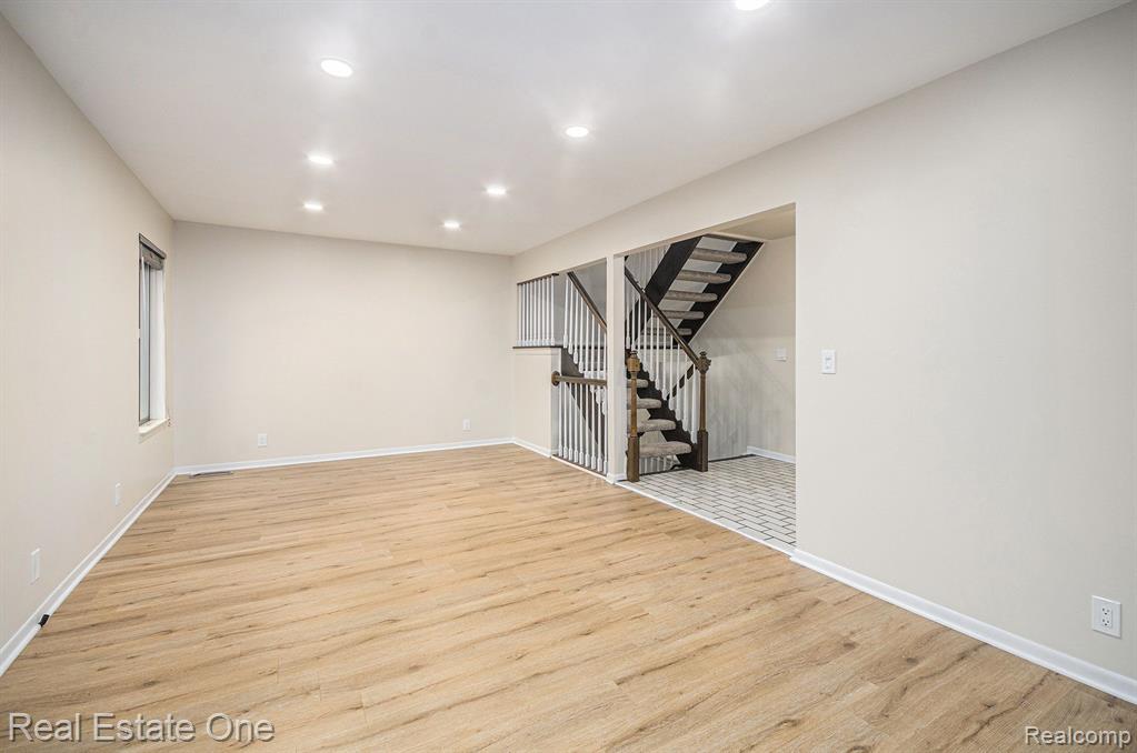 3092 LINDENWOOD Drive, Dearborn, MI 48120 — Photo 4