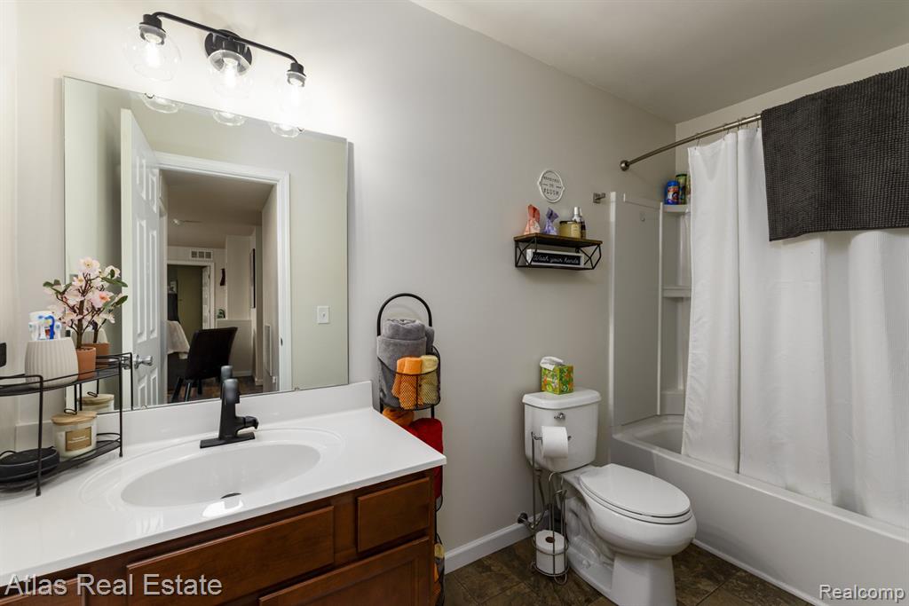 8582 Pinnebog River Drive, Fowlerville, MI 48836 — Photo 27