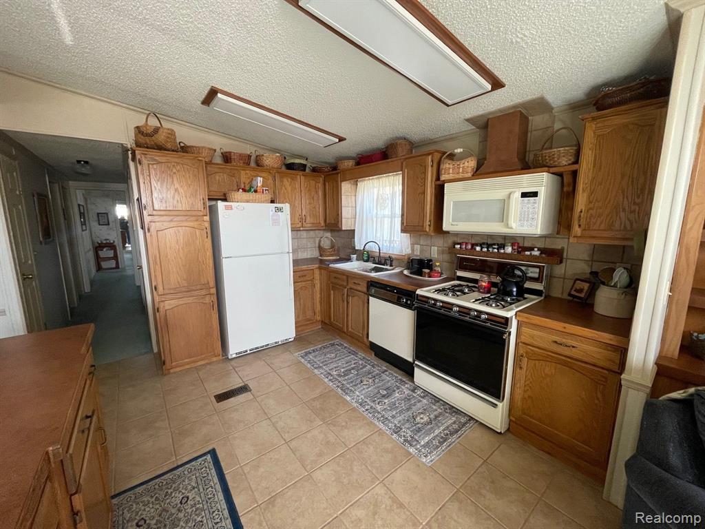 72 S Valley Drive, Swartz Creek, MI 48473 — Photo 2