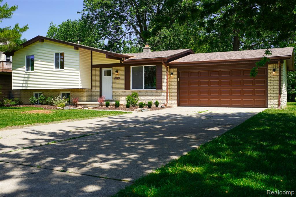 48297 Mallard Drive, New Baltimore, MI 48047 — front exterior