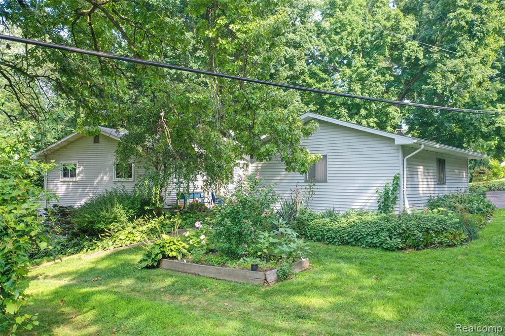 1938 Lakeview Drive, Lapeer, MI 48446 — Photo 27