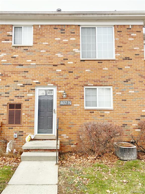 407 Fox Hills Drive N, Bloomfield Hills, MI 48304 — front exterior
